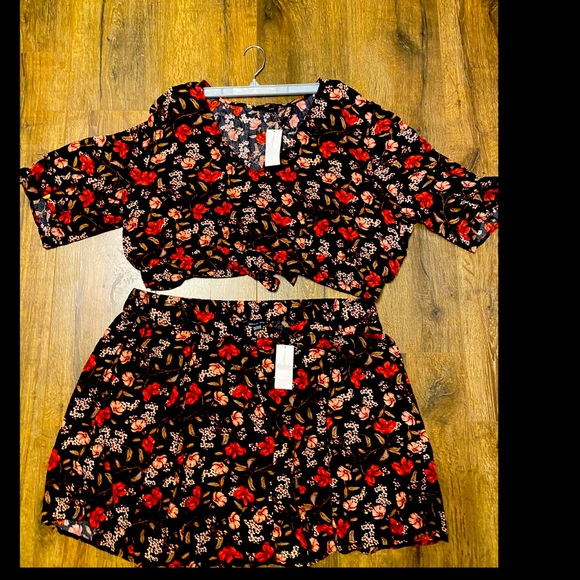 American Eagle Outfitters Tops - AE Floral 3/4 Sleeve Crop Top With Keyhole Back